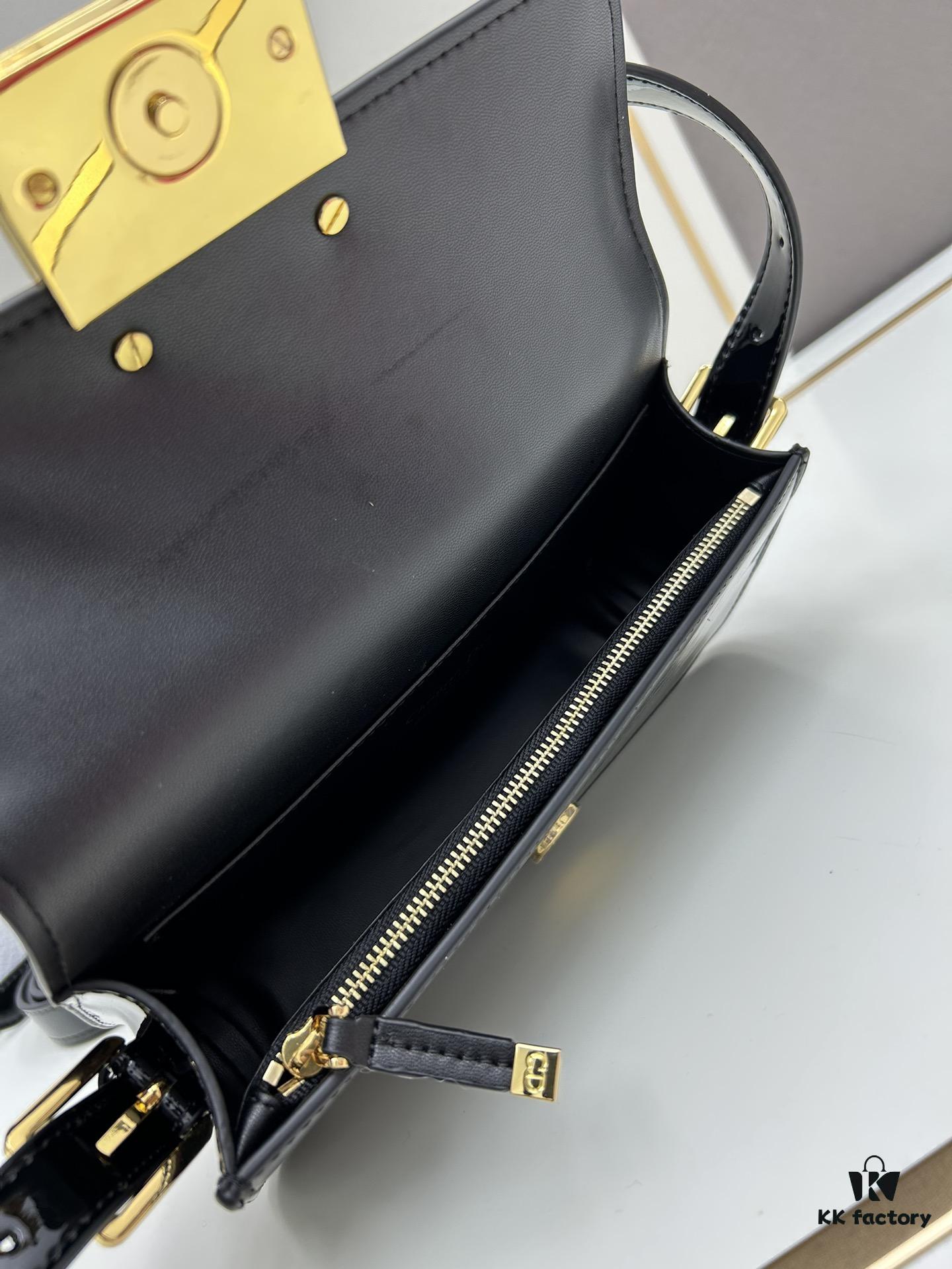 6930a1416e68136f4d9ab8de Dior Retro Style Box Set, Crafted from Cowhide Leather with Unique Letter Embossing, Iconic Logo, Exquisite Craftsmanship, Spacious Compartment Design, Detachable Shoulder Strap for Handheld, Shoulder or Hand Carry – An Essential for Daily Outings