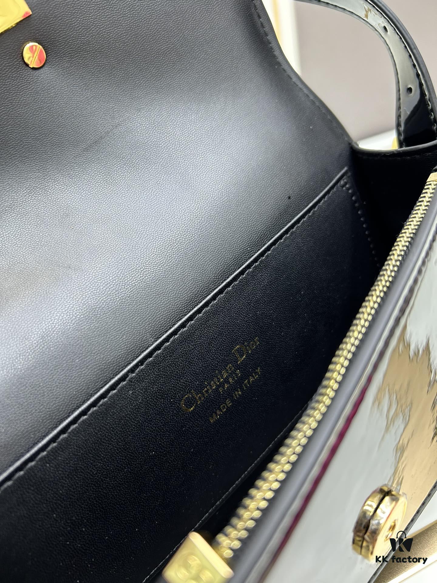 6930a1426e68136f4d9ab8e0 Dior Retro Style Box Set, Crafted from Cowhide Leather with Unique Letter Embossing, Iconic Logo, Exquisite Craftsmanship, Spacious Compartment Design, Detachable Shoulder Strap for Handheld, Shoulder or Hand Carry – An Essential for Daily Outings