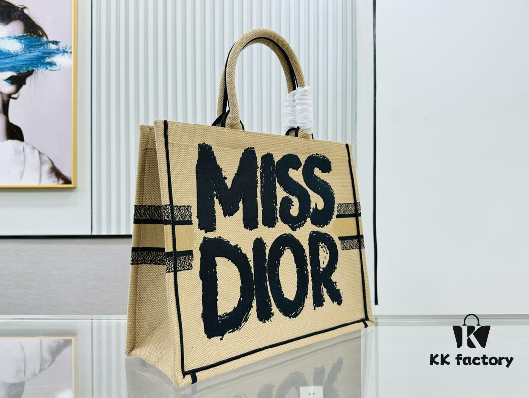 6930a2786e68136f4d9abb58 Dior Book Tote Oversized, Original Order, Thick Yarn and Heavy Fabric