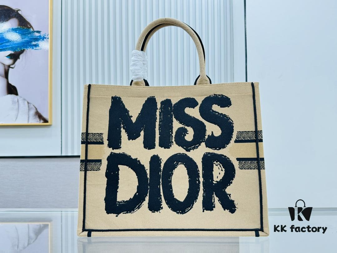 6930a2796e68136f4d9abb5a Dior Book Tote Oversized, Original Order, Thick Yarn and Heavy Fabric