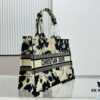 Thick Thread, Heavy Fabric Original Order Medium Di0r Book Tote