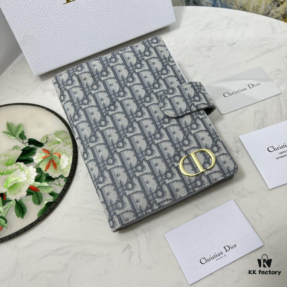Dior Notebook, Counter Model, Exquisite and Smooth Material, Impeccable Craftsmanship, Featuring Card Slots and Dividers, Made from Imported Italian Lamb Leather, Size 15x19x4cm