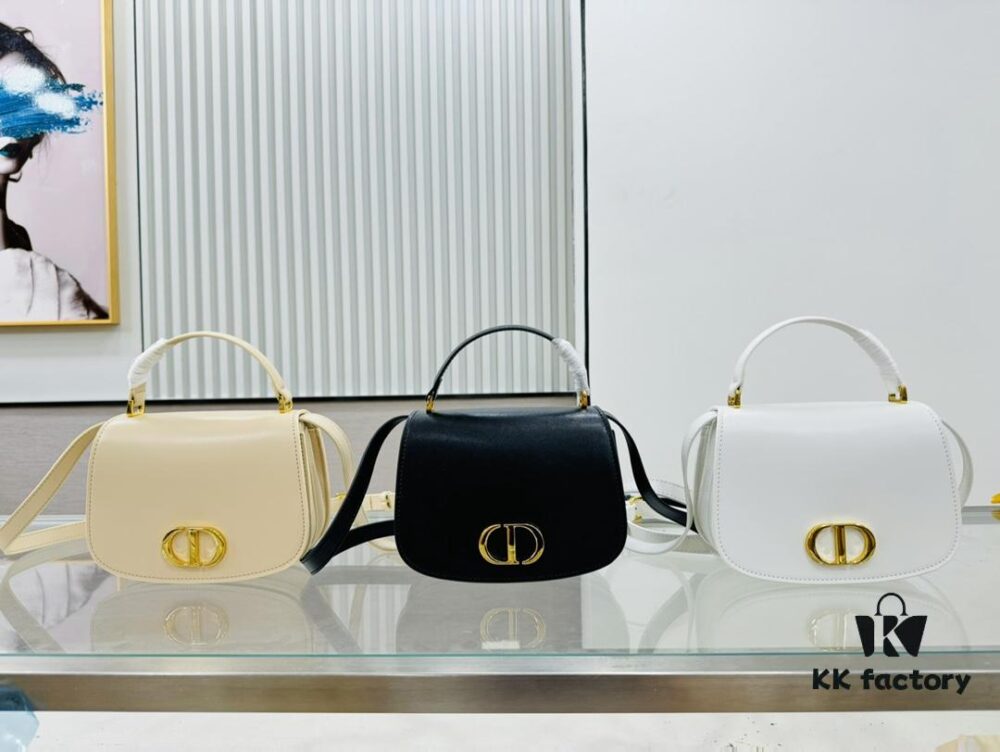 30 Montaigne Avenue Top Handle Bag – A Stylish Addition to the Dior 2024 Winter Ready-to-Wear Collection
