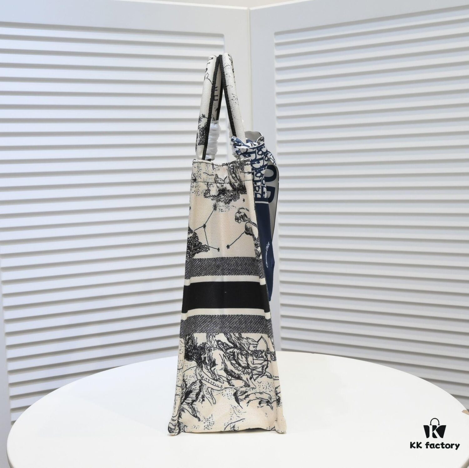 6930a4c56e68136f4d9ac026 Large Size with Scarf 🔥 Embroidered Edge ➔ Dior New Arrival Boutique Shopping Bag! Synchronized with Boutique Release! Limited Edition Worn by Celebrities! Extremely Stylish! Imported Fabric 👍 High-End Quality! Indistinguishable from Genuine When Used in Boutiques! Extra-Large Capacity, Ideal for Outings 👍