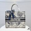6930a4c66e68136f4d9ac028 Large Size with Scarf 🔥 Embroidered Edge ➔ Dior New Arrival Boutique Shopping Bag! Synchronized with Boutique Release! Limited Edition Worn by Celebrities! Extremely Stylish! Imported Fabric 👍 High-End Quality! Indistinguishable from Genuine When Used in Boutiques! Extra-Large Capacity, Ideal for Outings 👍