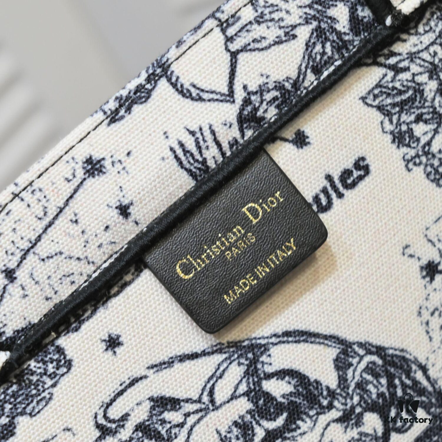 6930a4ca6e68136f4d9ac030 Large Size with Scarf 🔥 Embroidered Edge ➔ Dior New Arrival Boutique Shopping Bag! Synchronized with Boutique Release! Limited Edition Worn by Celebrities! Extremely Stylish! Imported Fabric 👍 High-End Quality! Indistinguishable from Genuine When Used in Boutiques! Extra-Large Capacity, Ideal for Outings 👍