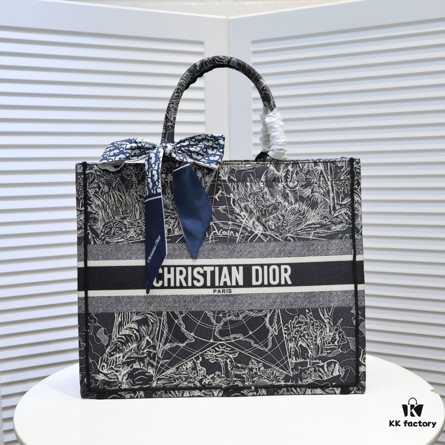 6930a4f66e68136f4d9ac077 Large Size with Silk Scarf 🔥 Embroidered Edging ➔ Dior New Arrival Boutique Shopping Bag! Synchronized with Boutique Release! Limited Edition Worn by Celebrities! Extremely Stylish!