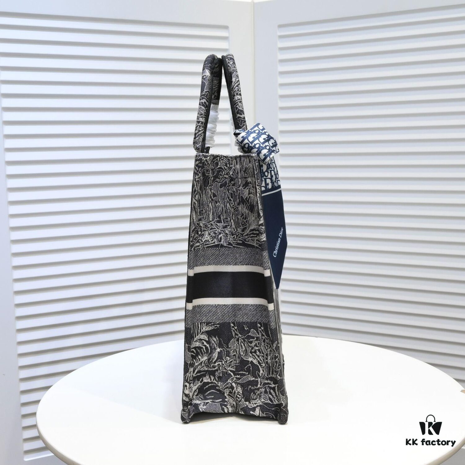 6930a4f66e68136f4d9ac078 Large Size with Silk Scarf 🔥 Embroidered Edging ➔ Dior New Arrival Boutique Shopping Bag! Synchronized with Boutique Release! Limited Edition Worn by Celebrities! Extremely Stylish!
