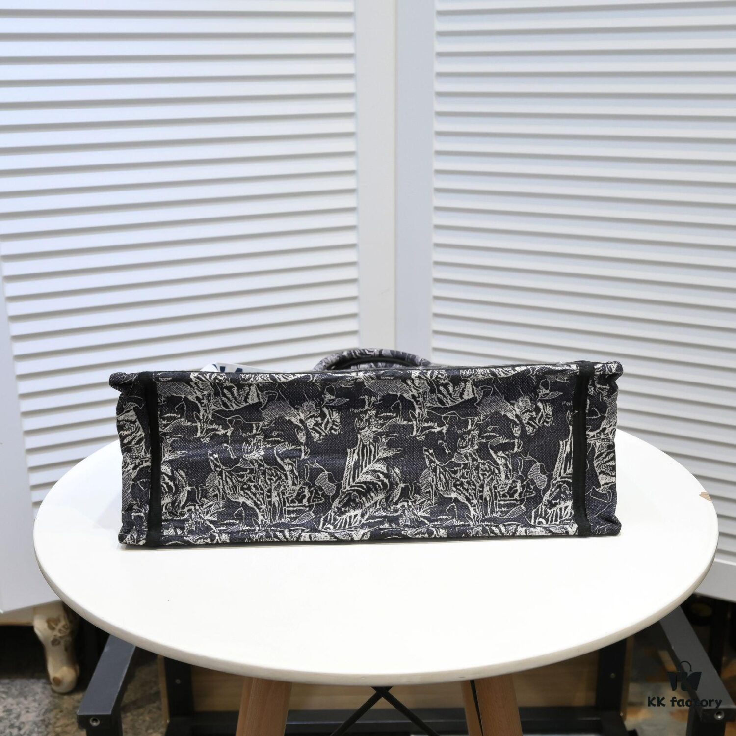 6930a4f76e68136f4d9ac079 Large Size with Silk Scarf 🔥 Embroidered Edging ➔ Dior New Arrival Boutique Shopping Bag! Synchronized with Boutique Release! Limited Edition Worn by Celebrities! Extremely Stylish!