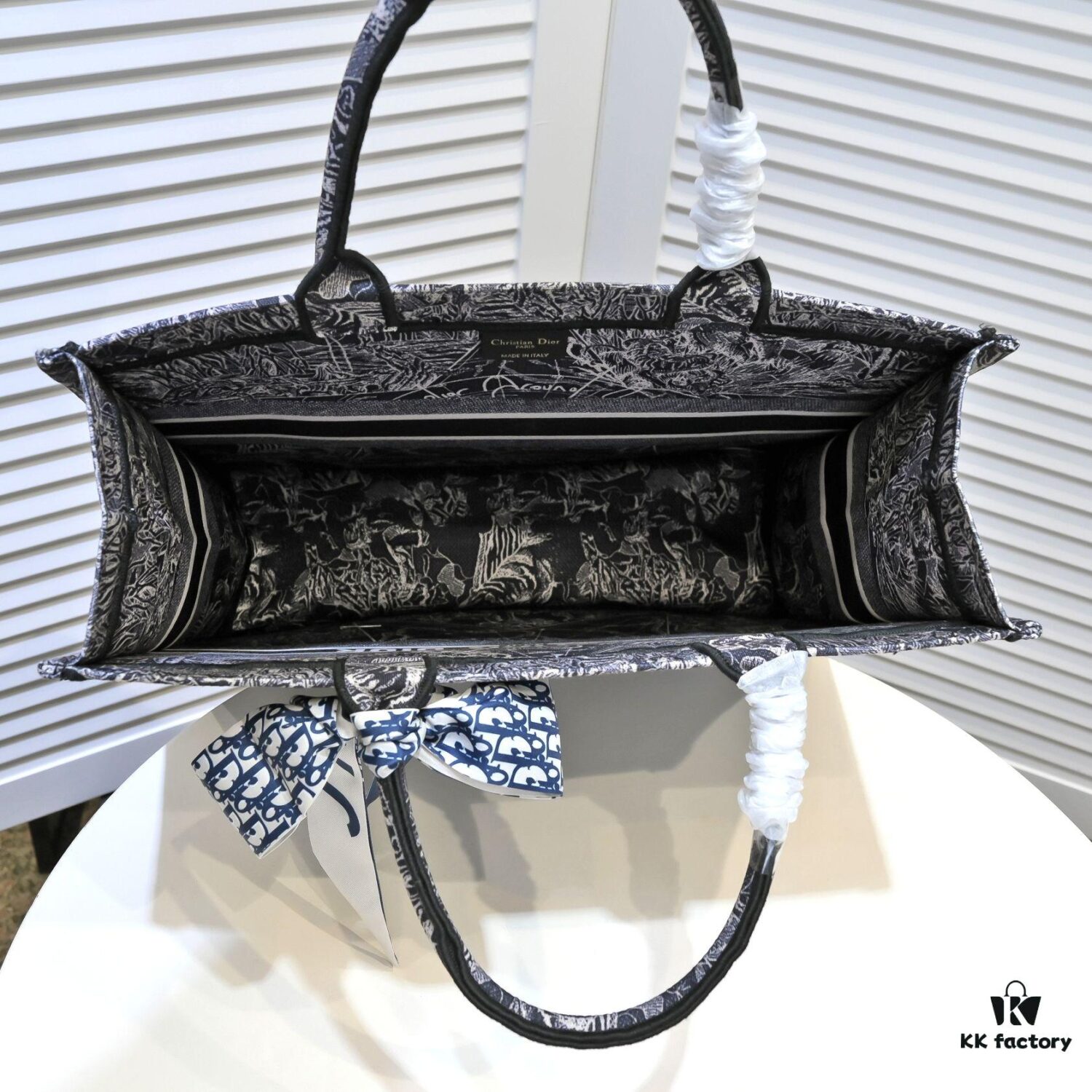 6930a4fa6e68136f4d9ac07e Large Size with Silk Scarf 🔥 Embroidered Edging ➔ Dior New Arrival Boutique Shopping Bag! Synchronized with Boutique Release! Limited Edition Worn by Celebrities! Extremely Stylish!