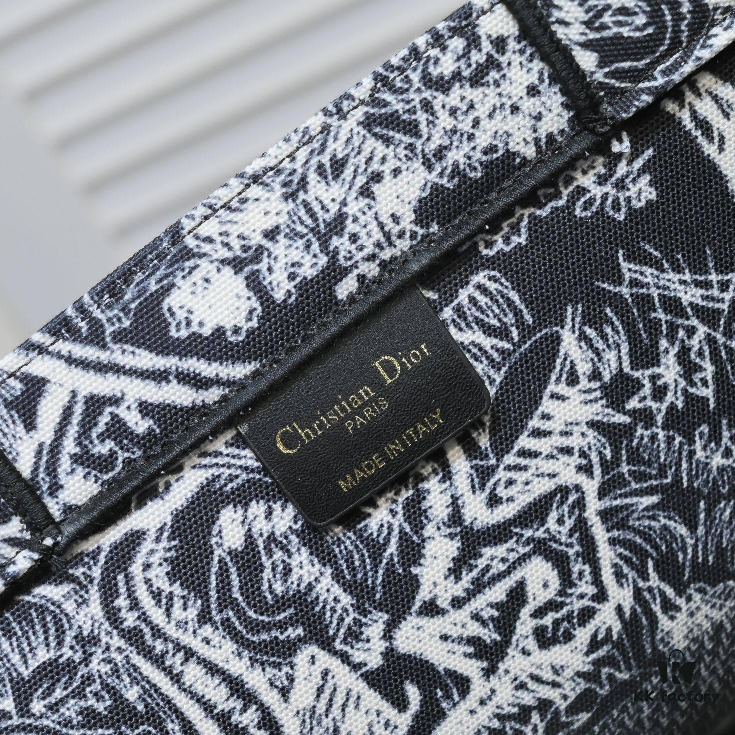 6930a5046e68136f4d9ac08f Large Size with Silk Scarf 🔥 Embroidered Edge Dior New Arrival Shopping Tote! Counter Synchronized Update! Limited Edition Worn by Celebrities! Extremely Stylish! Premium Imported Fabric, High-End Quality! Seamlessly Matches Authentic Counter Version! Extra-Large Capacity, Perfect for Outings!