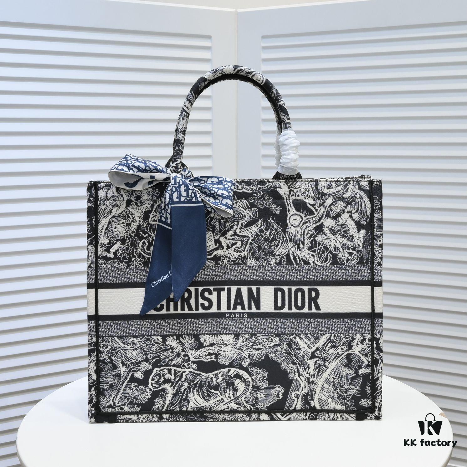 6930a5066e68136f4d9ac091 Large Size with Silk Scarf 🔥 Embroidered Edge Dior New Arrival Shopping Tote! Counter Synchronized Update! Limited Edition Worn by Celebrities! Extremely Stylish! Premium Imported Fabric, High-End Quality! Seamlessly Matches Authentic Counter Version! Extra-Large Capacity, Perfect for Outings!