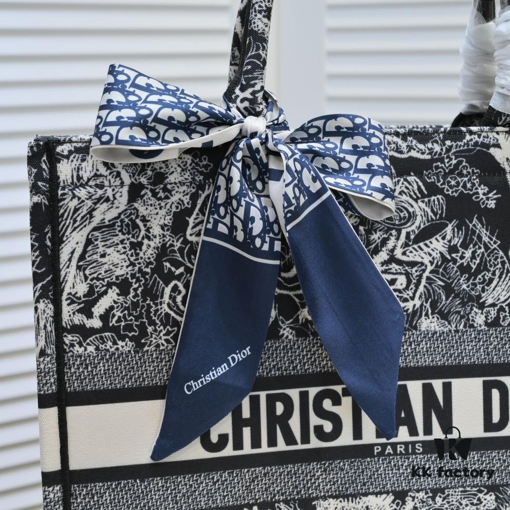 6930a5096e68136f4d9ac096 Large Size with Silk Scarf 🔥 Embroidered Edge Dior New Arrival Shopping Tote! Counter Synchronized Update! Limited Edition Worn by Celebrities! Extremely Stylish! Premium Imported Fabric, High-End Quality! Seamlessly Matches Authentic Counter Version! Extra-Large Capacity, Perfect for Outings!