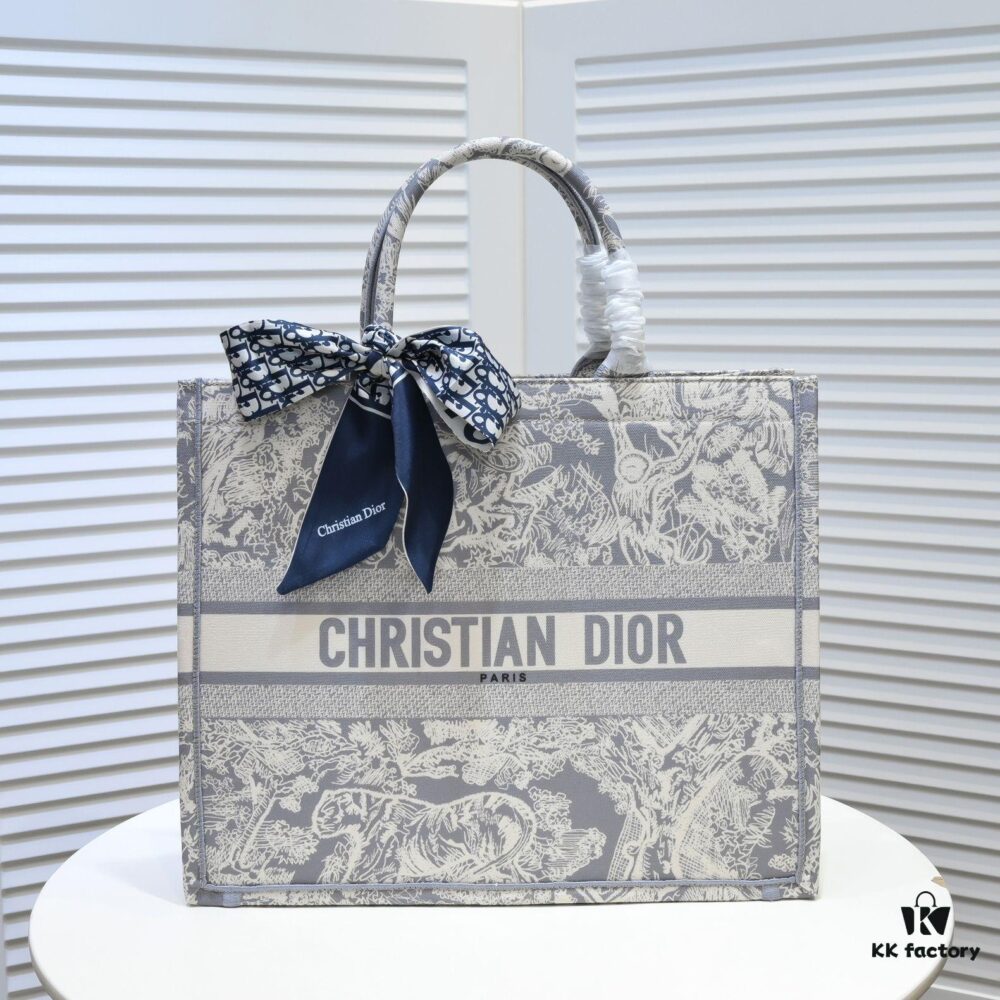 6930a5166e68136f4d9ac0aa Large Size 🔥 Embroidered Edge Dior New Arrival Boutique Shopping Bag! Boutique Synchronized Update! Limited Edition Celebrity Style! Extremely Stylish! Imported Fabric 👍 High-End Quality! Seamlessly Matches Boutique Version, No Worries at All! Extra-Large Capacity, Perfect Choice for Outings 👍