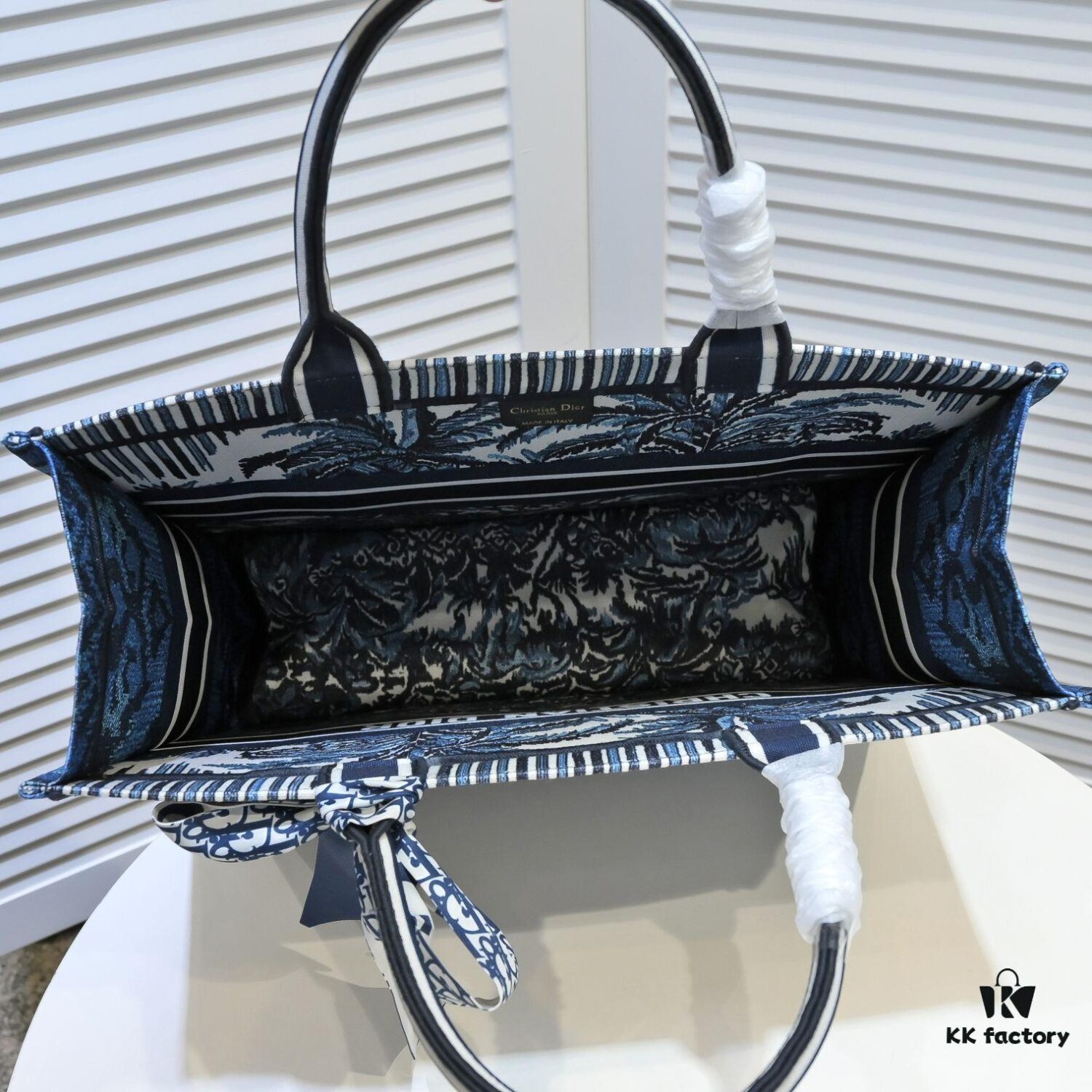 6930a52e6e68136f4d9ac0d2 Large Size with Silk Scarf 🔥 Embroidered Edge ➔ Dior New Arrival Shopping Tote! Counter Version Updated Synchronously! Limited Edition Worn by Celebrities! Extremely Stylish! Premium Imported Fabric, High-End Quality! Indistinguishable from Counter Purchase! Extra-Large Capacity, Ideal for Outings!