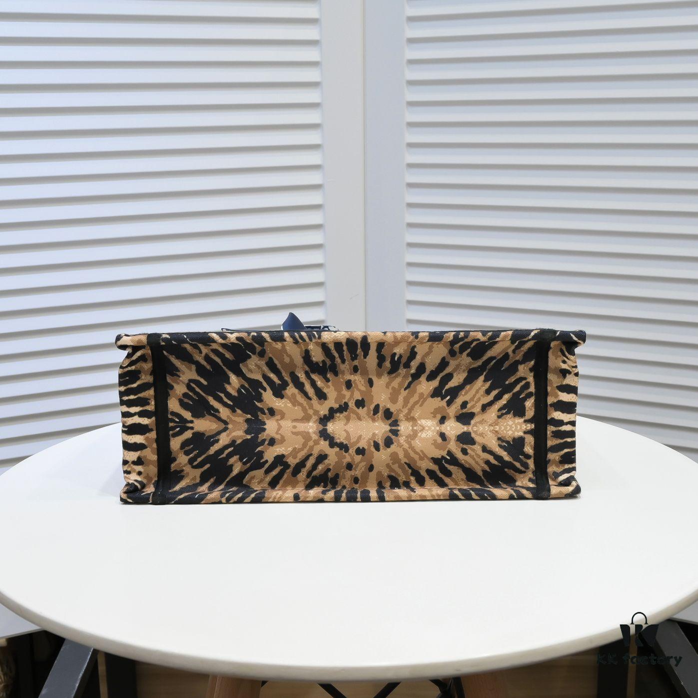 Dior Small Shopping Bag with Silk Scarf, Hemmed, New Arrival at Dior Counter, Limited Edition Worn by Celebrities, Stylish and Premium Quality, Imported Fabric