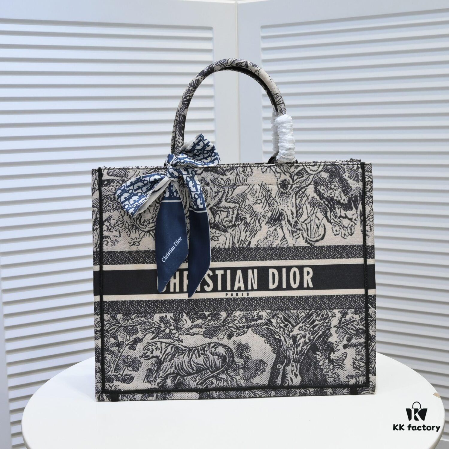 6930a54b6e68136f4d9ac105 Large DIOR Dior Store New Shopping Bag with Scarf, Embroidered Edging, Limited Edition, Celebrity Style, High-End Quality
