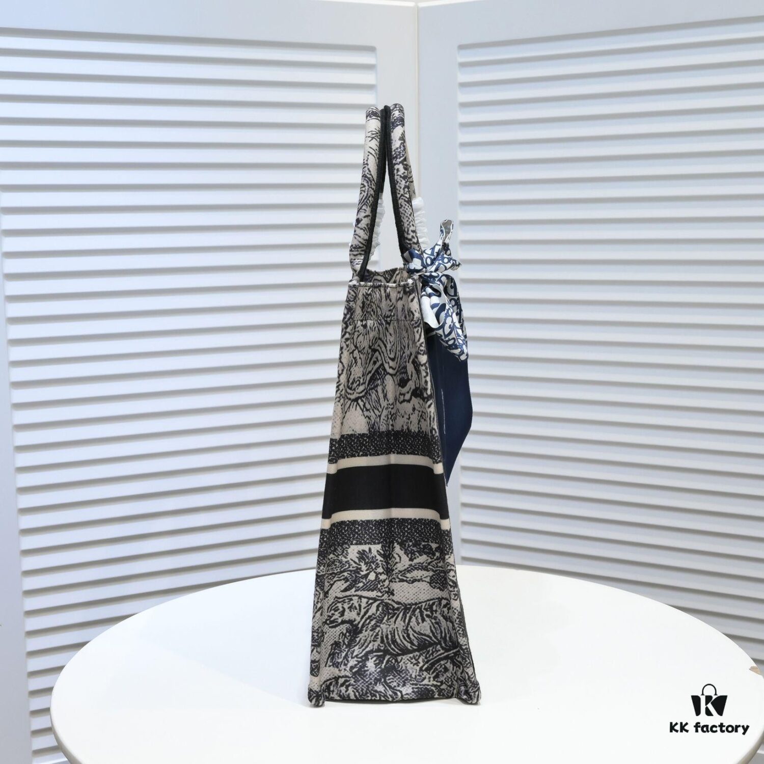 6930a54b6e68136f4d9ac106 Large DIOR Dior Store New Shopping Bag with Scarf, Embroidered Edging, Limited Edition, Celebrity Style, High-End Quality