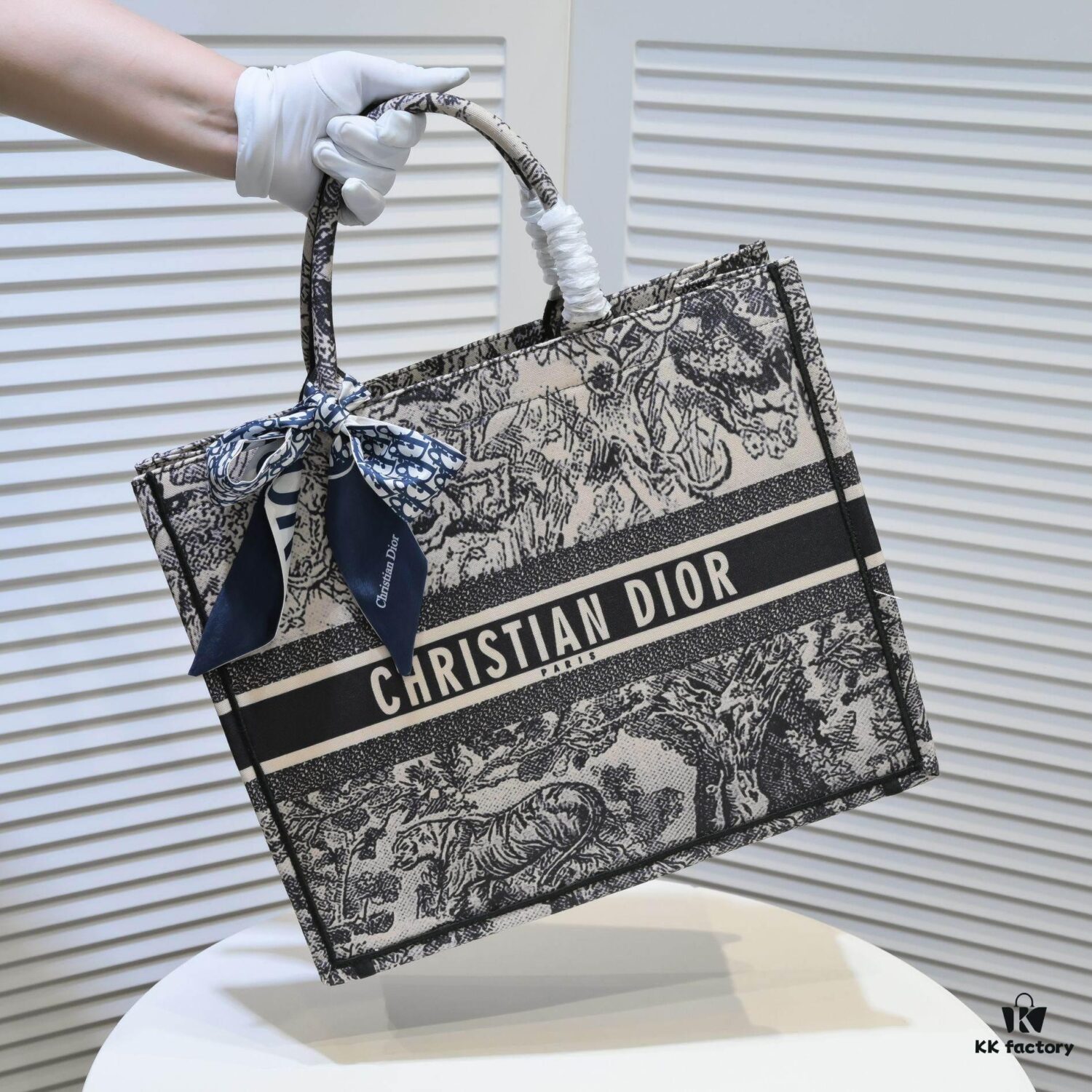 6930a54e6e68136f4d9ac109 Large DIOR Dior Store New Shopping Bag with Scarf, Embroidered Edging, Limited Edition, Celebrity Style, High-End Quality