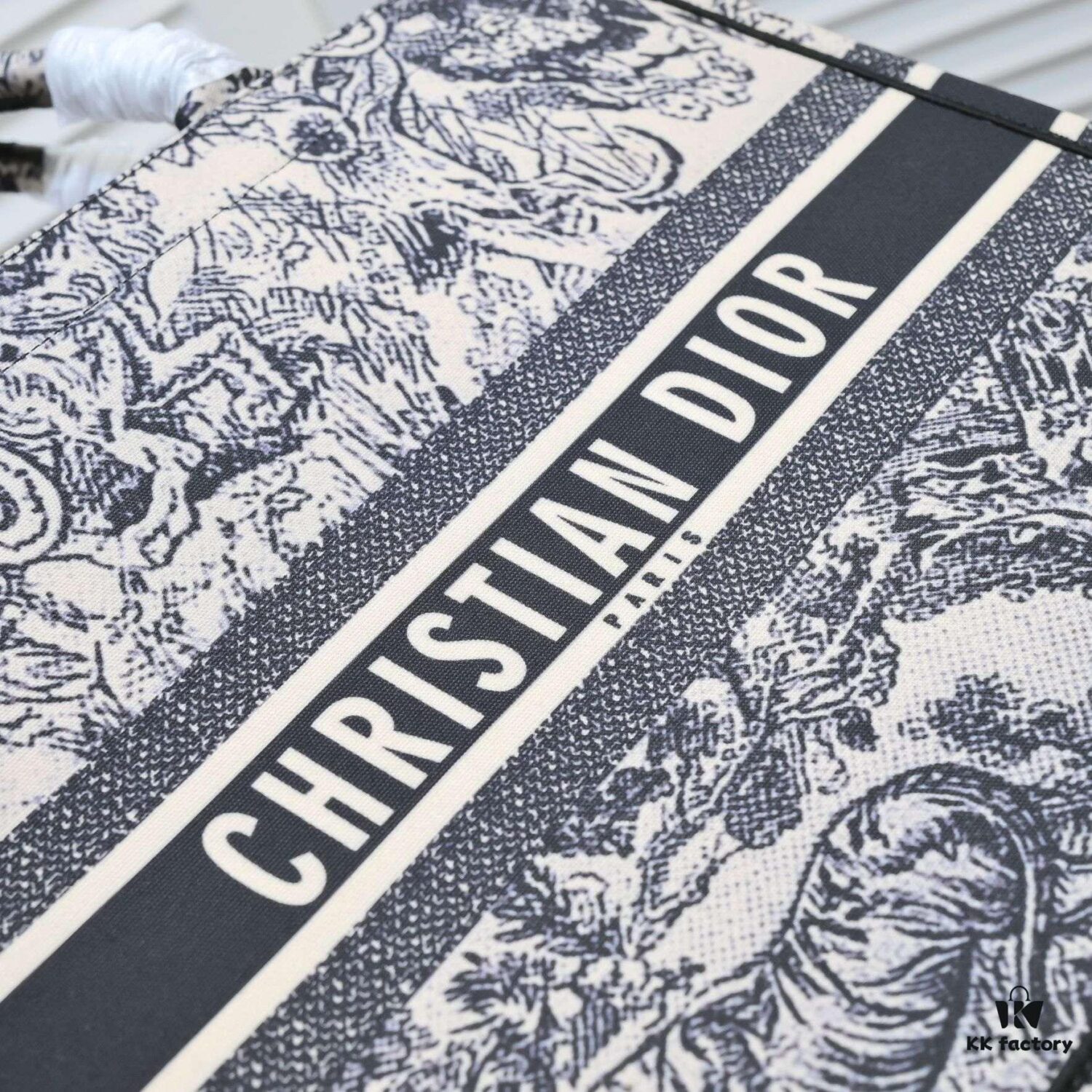 6930a54e6e68136f4d9ac10a Large DIOR Dior Store New Shopping Bag with Scarf, Embroidered Edging, Limited Edition, Celebrity Style, High-End Quality