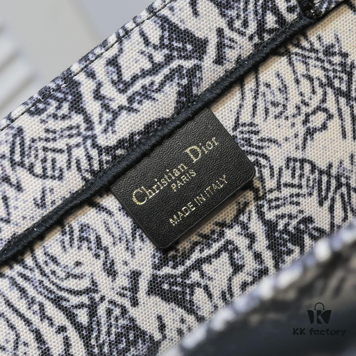 6930a54f6e68136f4d9ac10d Large DIOR Dior Store New Shopping Bag with Scarf, Embroidered Edging, Limited Edition, Celebrity Style, High-End Quality