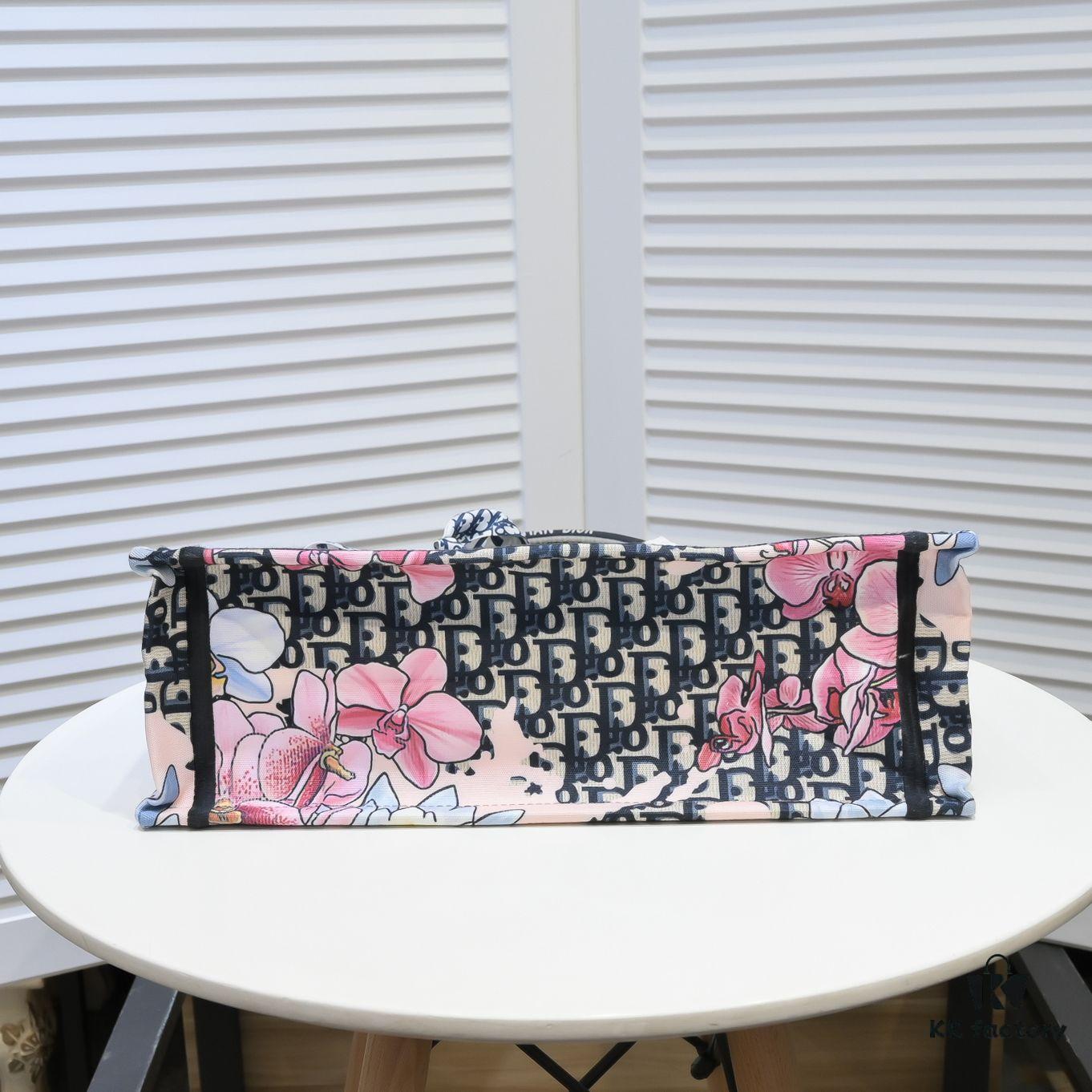 6930a56a6e68136f4d9ac13e Large Size with Scarf 🔥 Embroidered Edge ➔ Dior New Arrival Shopping Tote! Counter Synchronized Update! Limited Edition Celebrity Style! Extremely Stylish! Imported Fabric 👍 High-End Quality! Seamlessly Matches Authentic Counter Products! Extra Large Capacity, Ideal for Outings 👍