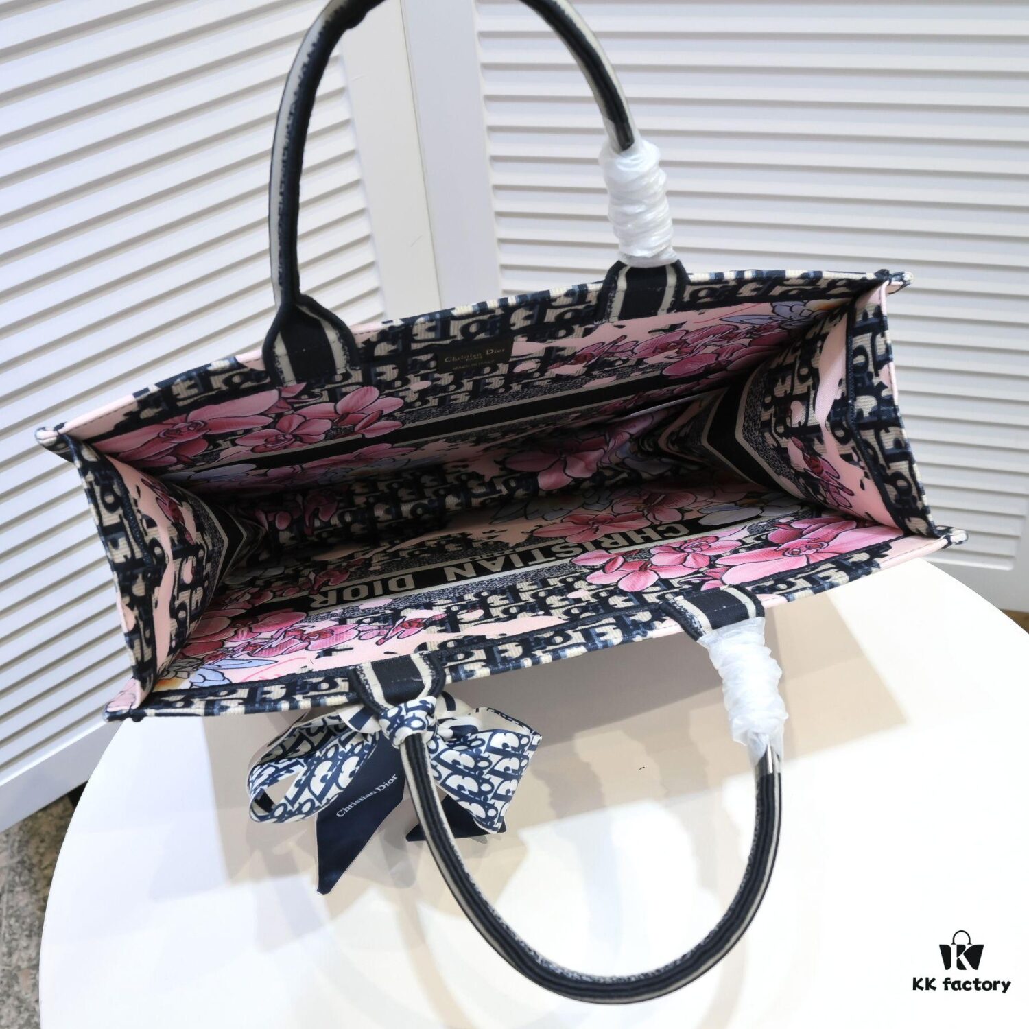 6930a56e6e68136f4d9ac143 Large Size with Scarf 🔥 Embroidered Edge ➔ Dior New Arrival Shopping Tote! Counter Synchronized Update! Limited Edition Celebrity Style! Extremely Stylish! Imported Fabric 👍 High-End Quality! Seamlessly Matches Authentic Counter Products! Extra Large Capacity, Ideal for Outings 👍