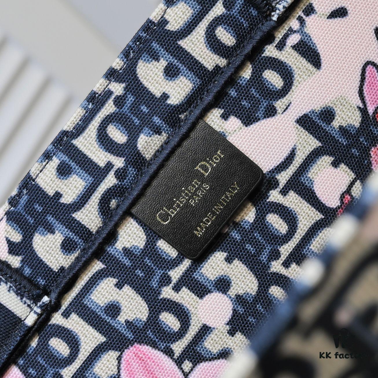 6930a56e6e68136f4d9ac146 Large Size with Scarf 🔥 Embroidered Edge ➔ Dior New Arrival Shopping Tote! Counter Synchronized Update! Limited Edition Celebrity Style! Extremely Stylish! Imported Fabric 👍 High-End Quality! Seamlessly Matches Authentic Counter Products! Extra Large Capacity, Ideal for Outings 👍