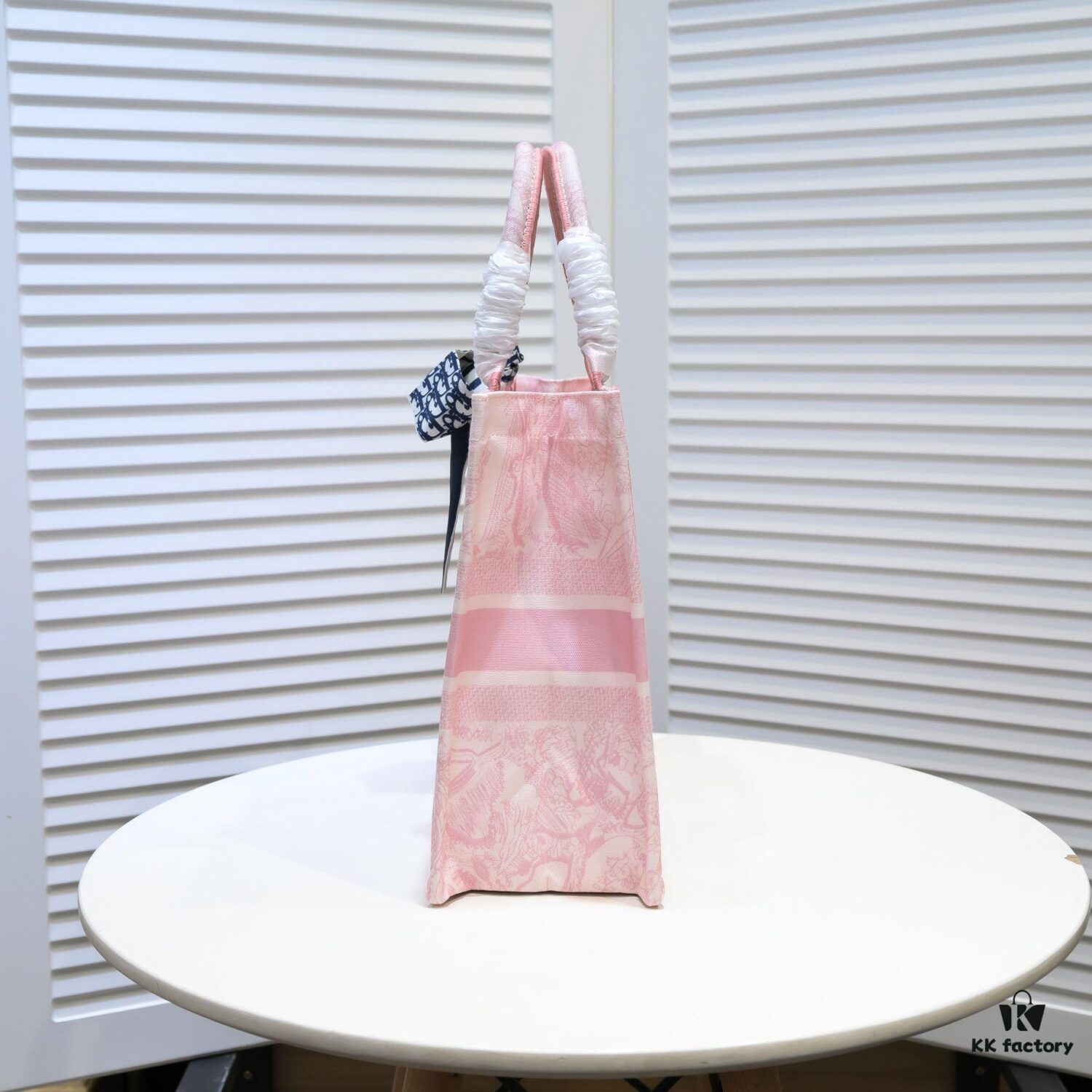 6930a5796e68136f4d9ac155 Dior Small Shopping Bag with Silk Scarf, Hemmed, New Arrival at Dior Counter, Limited Edition Worn by Celebrities, Stylish and Elegant, Imported Fabric, High-End Quality