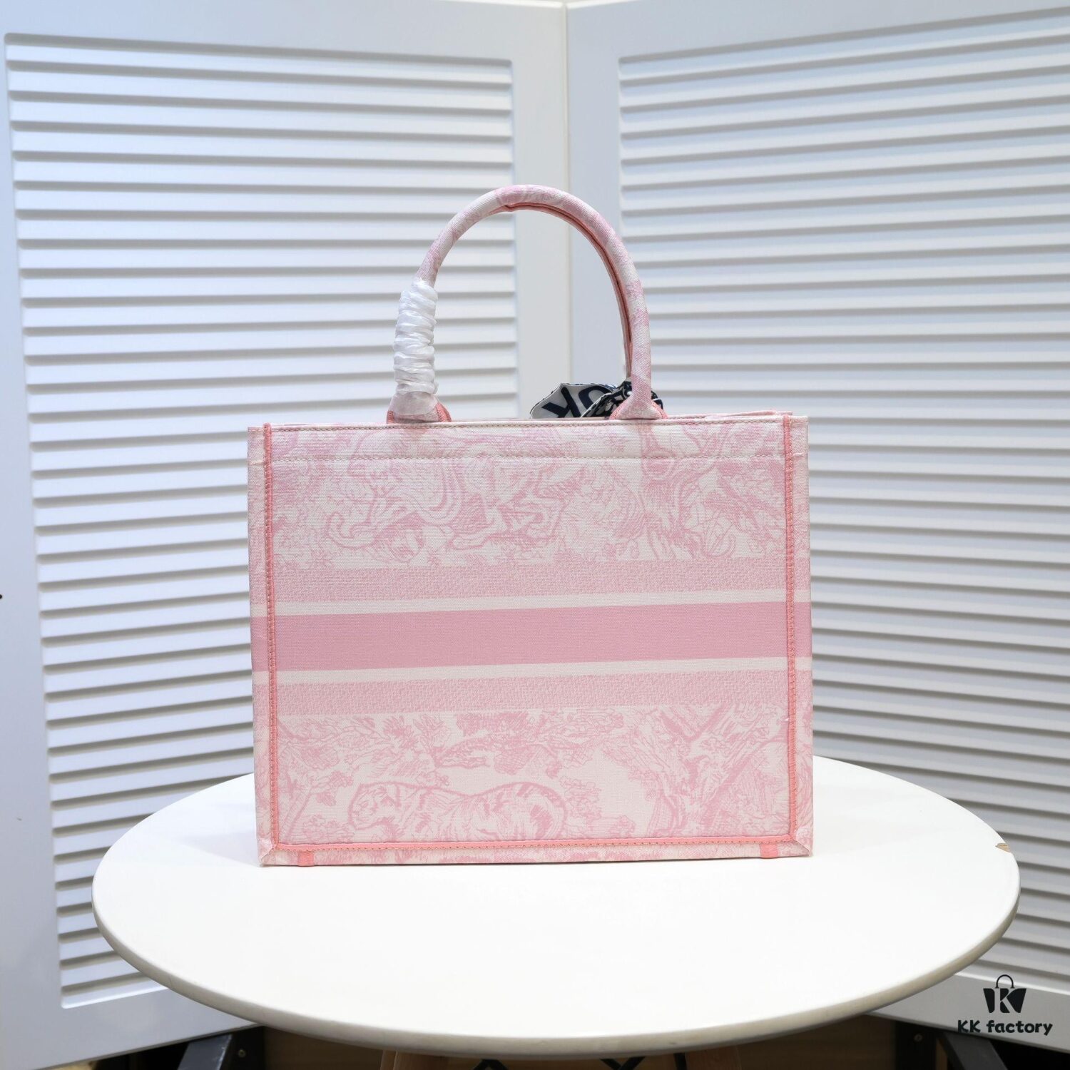 6930a57a6e68136f4d9ac158 Dior Small Shopping Bag with Silk Scarf, Hemmed, New Arrival at Dior Counter, Limited Edition Worn by Celebrities, Stylish and Elegant, Imported Fabric, High-End Quality