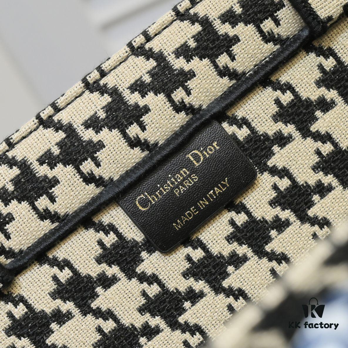 6930a5816e68136f4d9ac164 Original Design Fabric with Scarf, Large Size 🔥 Embroidered Edging 🚀 Dior New Arrival Shopping Tote! Synchronized with Boutique Release! Limited Edition Celebrity Style! Extremely Stylish! Imported Fabric 👍 Premium Quality! Indistinguishable from Boutique Version! Extra-Large Capacity, Ideal for Outings 👍