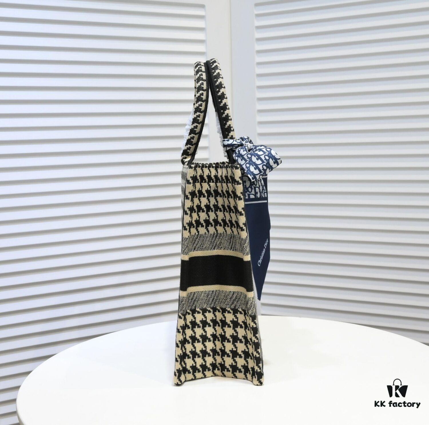 6930a5846e68136f4d9ac169 Original Order Fabric, with Scarf Mini Size, Bound Edges, Dior New Arrival Shopping Tote! Store Version Synchronized Update! Limited Edition Worn by Celebrities! Extremely Stylish! Imported Fabric, High-End Quality!