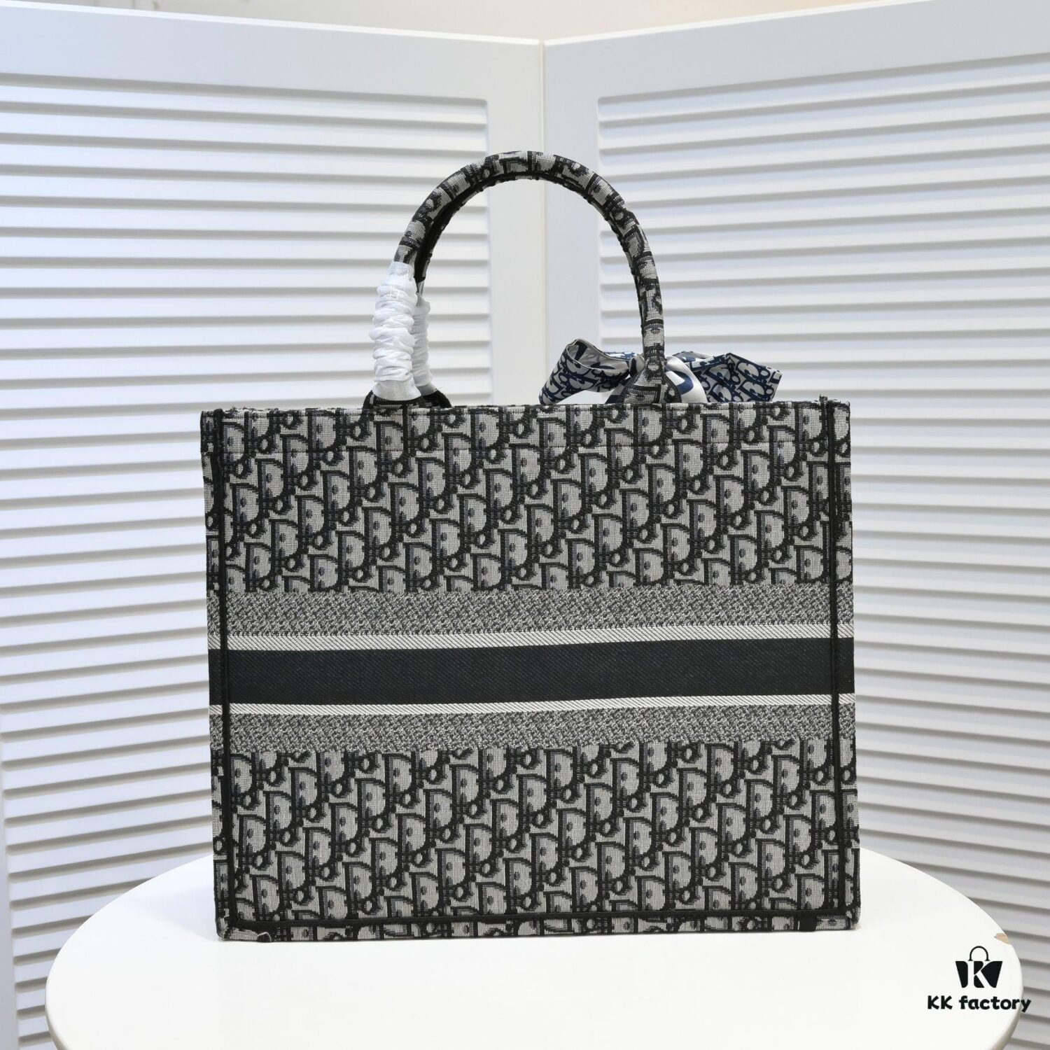 6930a5896e68136f4d9ac173 Large Size with Scarf 🔥 Embroidered Edge ➔ Dior New Arrival Shopping Tote! Counter Synchronized Update! Limited Edition Worn by Celebrities! Extremely Stylish! Premium Imported Fabric, High-End Quality! Indistinguishable from Counter Version! Extra-Large Capacity, Perfect for Outings!