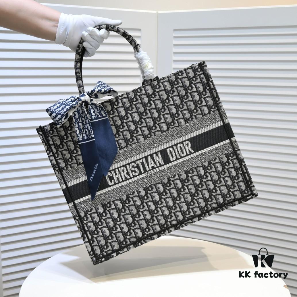 6930a58a6e68136f4d9ac175 Large Size with Scarf 🔥 Embroidered Edge ➔ Dior New Arrival Shopping Tote! Counter Synchronized Update! Limited Edition Worn by Celebrities! Extremely Stylish! Premium Imported Fabric, High-End Quality! Indistinguishable from Counter Version! Extra-Large Capacity, Perfect for Outings!