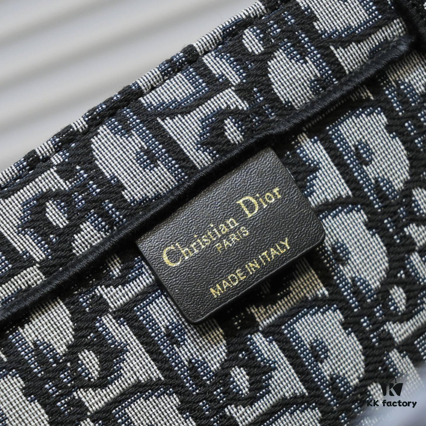 6930a58d6e68136f4d9ac177 Large Size with Scarf 🔥 Embroidered Edge ➔ Dior New Arrival Shopping Tote! Counter Synchronized Update! Limited Edition Worn by Celebrities! Extremely Stylish! Premium Imported Fabric, High-End Quality! Indistinguishable from Counter Version! Extra-Large Capacity, Perfect for Outings!