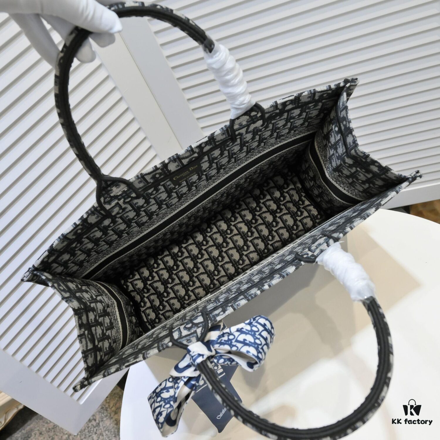 6930a58d6e68136f4d9ac178 Large Size with Scarf 🔥 Embroidered Edge ➔ Dior New Arrival Shopping Tote! Counter Synchronized Update! Limited Edition Worn by Celebrities! Extremely Stylish! Premium Imported Fabric, High-End Quality! Indistinguishable from Counter Version! Extra-Large Capacity, Perfect for Outings!
