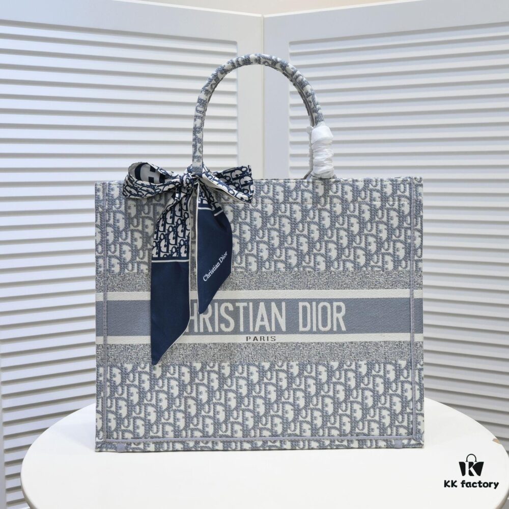 6930a5936e68136f4d9ac184 Large Size with Silk Scarf 🔥 Embroidered Edge Dior New Arrival Shopping Tote! Counter Synchronized Update! Limited Edition Worn by Celebrities! Extremely Stylish! Imported Fabric, High-End Quality! Seamlessly Matches Authentic Counter Version! Extra-Large Capacity, Ideal for Outings!