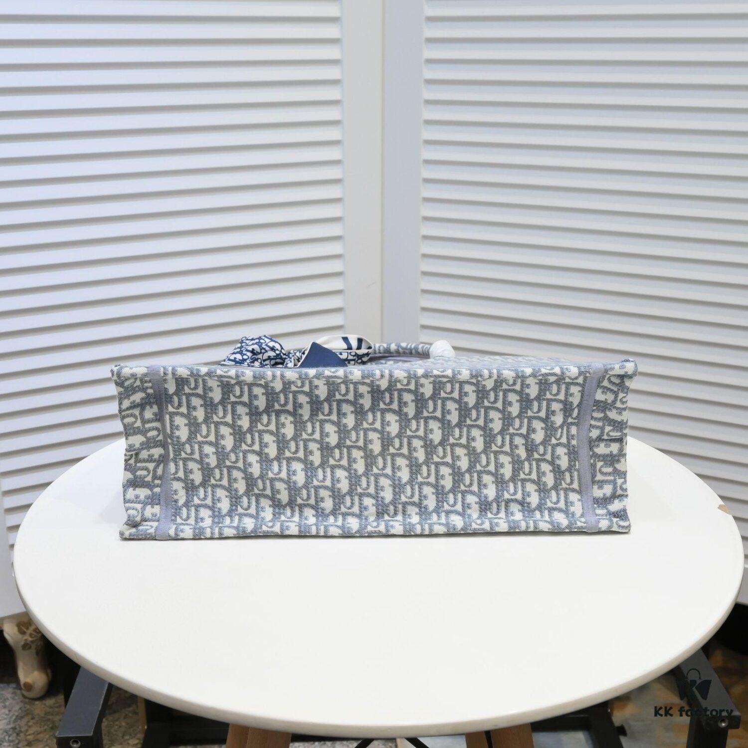 6930a5936e68136f4d9ac185 Large Size with Silk Scarf 🔥 Embroidered Edge Dior New Arrival Shopping Tote! Counter Synchronized Update! Limited Edition Worn by Celebrities! Extremely Stylish! Imported Fabric, High-End Quality! Seamlessly Matches Authentic Counter Version! Extra-Large Capacity, Ideal for Outings!