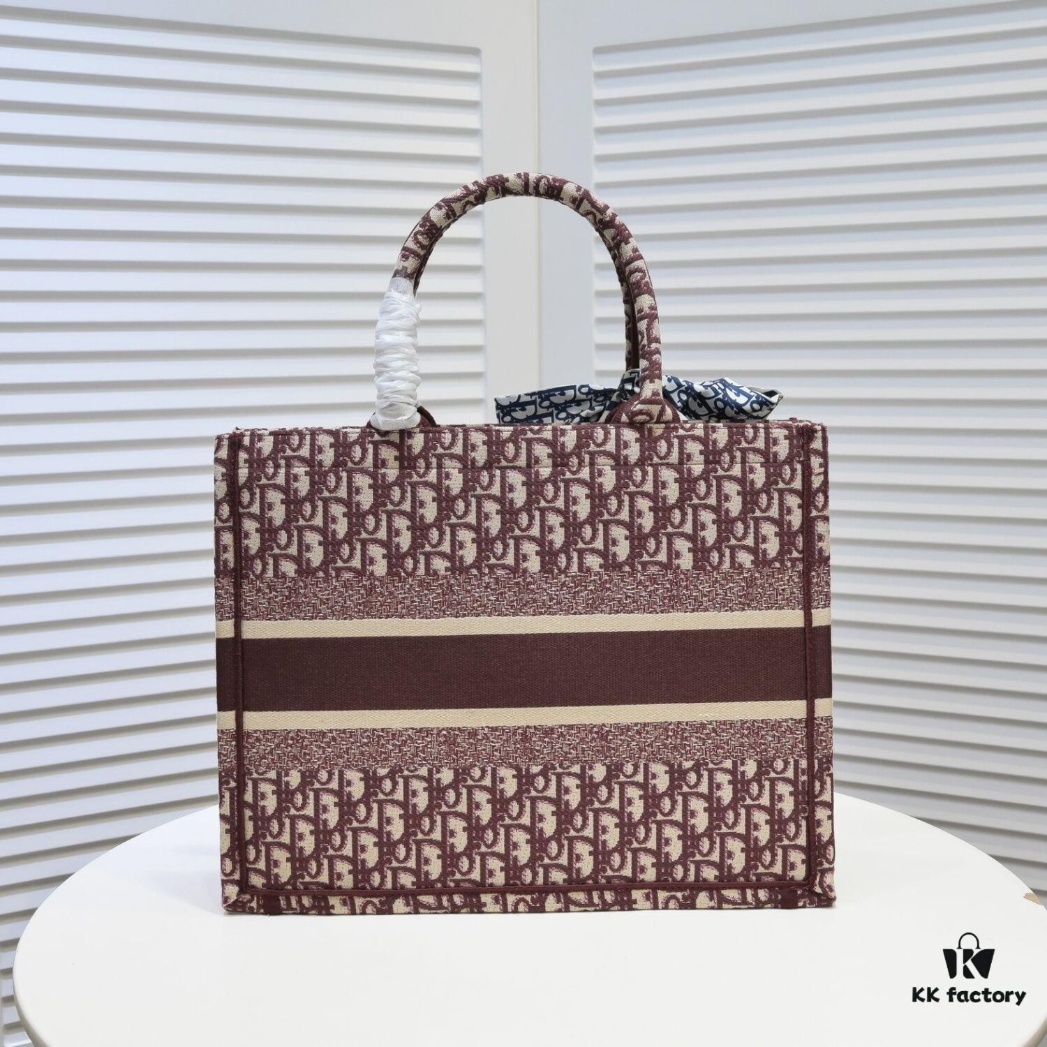 6930a5a46e68136f4d9ac1a1 Dior Small Shopping Bag with Silk Scarf, Bound Edges, New Arrival from Dior Counter, Limited Edition Worn by Celebrities, Stylish and Elegant, Imported Fabric, High-End Quality