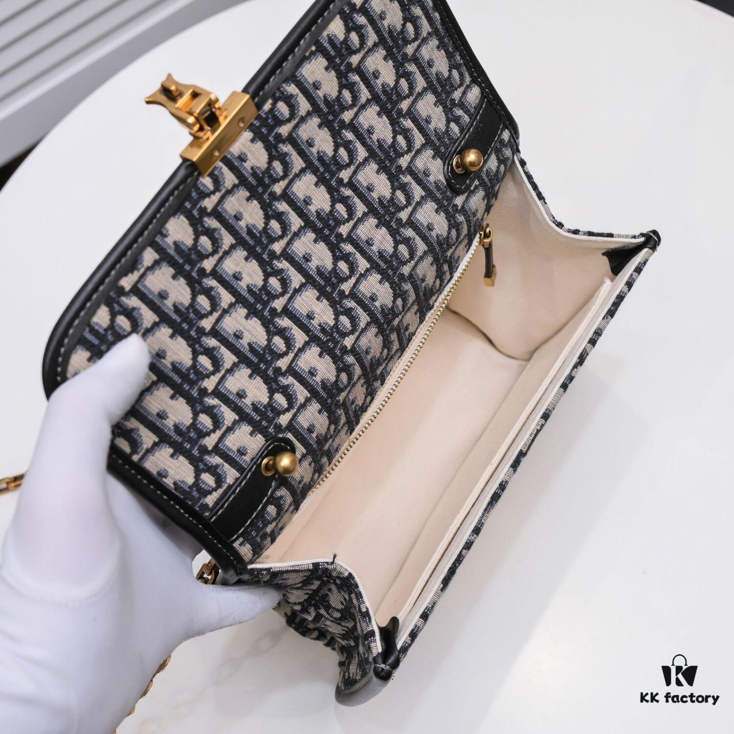 6930a5c96e68136f4d9ac1e6 DIOR OBLIQUE Flap Handheld Bag with Chain Detail
