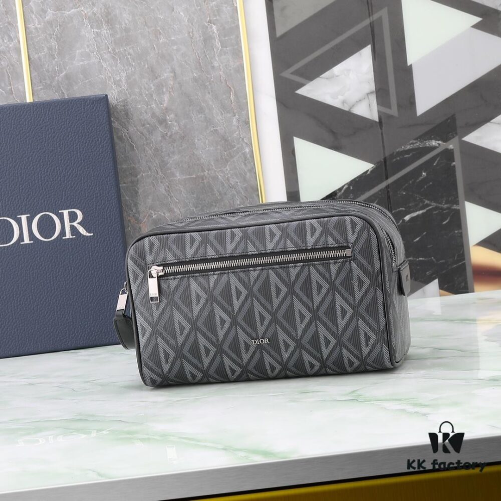 6930a7146e68136f4d9ac45d This toiletry bag combines practical functionality with minimalist design. Crafted from black CD Diamond canvas inspired by the Dior archives, it features smooth calf leather trims in matching tones and a signature Dior emblem on the front.
