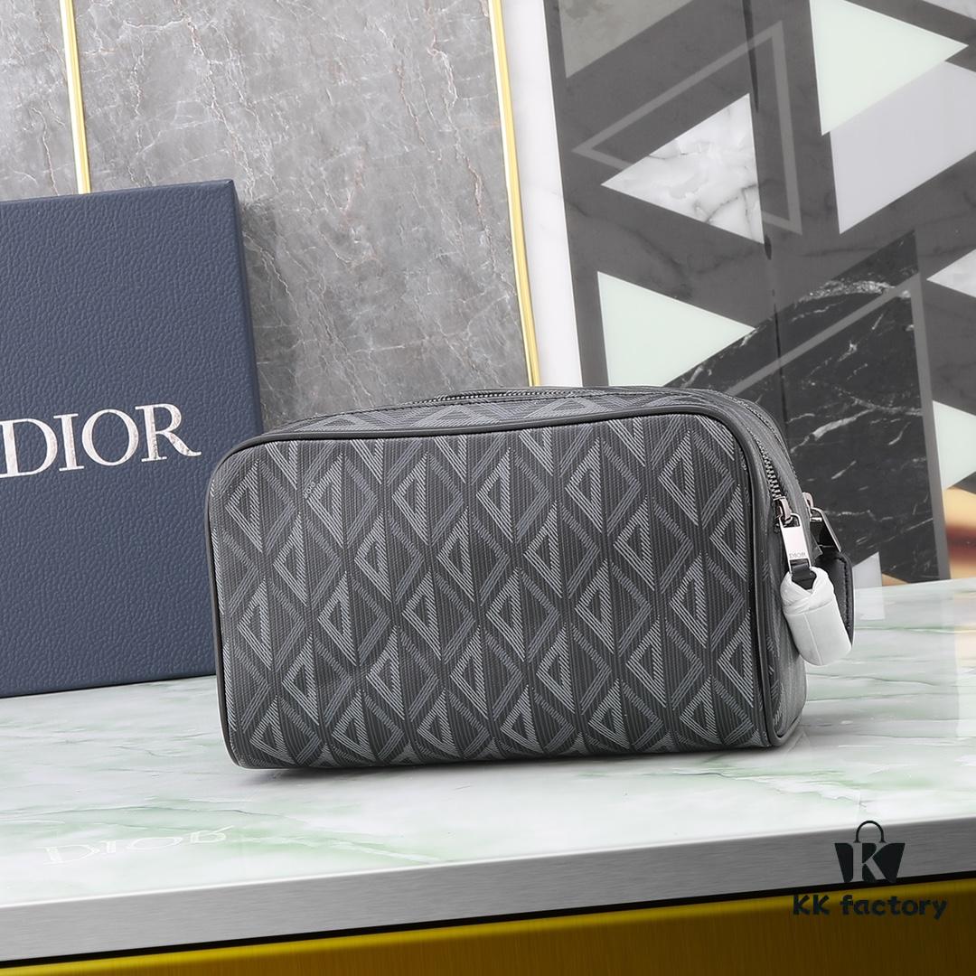 6930a7156e68136f4d9ac45e This toiletry bag combines practical functionality with minimalist design. Crafted from black CD Diamond canvas inspired by the Dior archives, it features smooth calf leather trims in matching tones and a signature Dior emblem on the front.