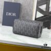 6930a7156e68136f4d9ac45f This toiletry bag combines practical functionality with minimalist design. Crafted from black CD Diamond canvas inspired by the Dior archives, it features smooth calf leather trims in matching tones and a signature Dior emblem on the front.