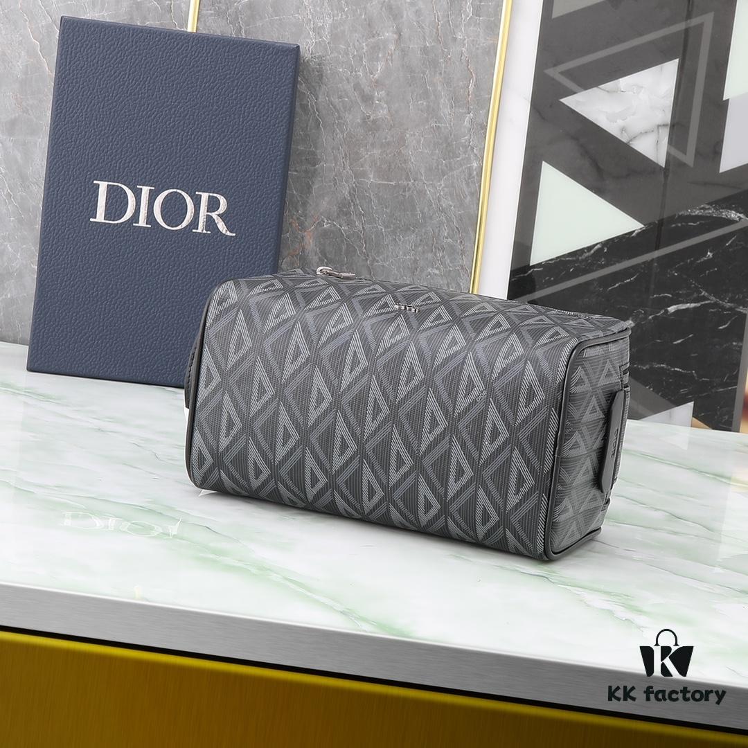 6930a7156e68136f4d9ac45f This toiletry bag combines practical functionality with minimalist design. Crafted from black CD Diamond canvas inspired by the Dior archives, it features smooth calf leather trims in matching tones and a signature Dior emblem on the front.