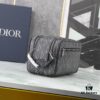 6930a7156e68136f4d9ac460 This toiletry bag combines practical functionality with minimalist design. Crafted from black CD Diamond canvas inspired by the Dior archives, it features smooth calf leather trims in matching tones and a signature Dior emblem on the front.