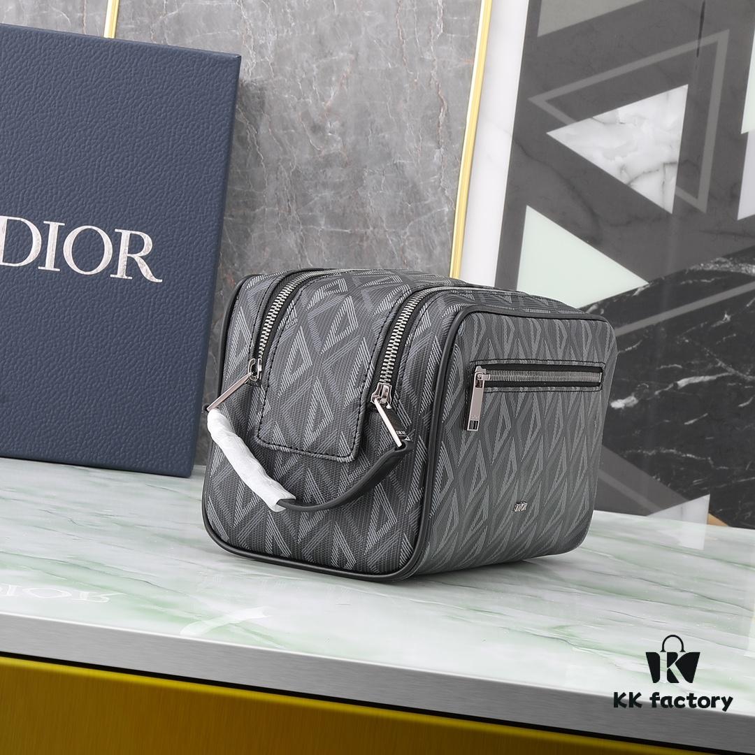 6930a7156e68136f4d9ac460 This toiletry bag combines practical functionality with minimalist design. Crafted from black CD Diamond canvas inspired by the Dior archives, it features smooth calf leather trims in matching tones and a signature Dior emblem on the front.