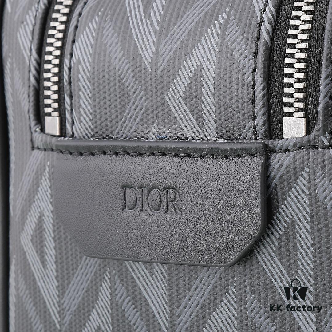 6930a7166e68136f4d9ac461 This toiletry bag combines practical functionality with minimalist design. Crafted from black CD Diamond canvas inspired by the Dior archives, it features smooth calf leather trims in matching tones and a signature Dior emblem on the front.