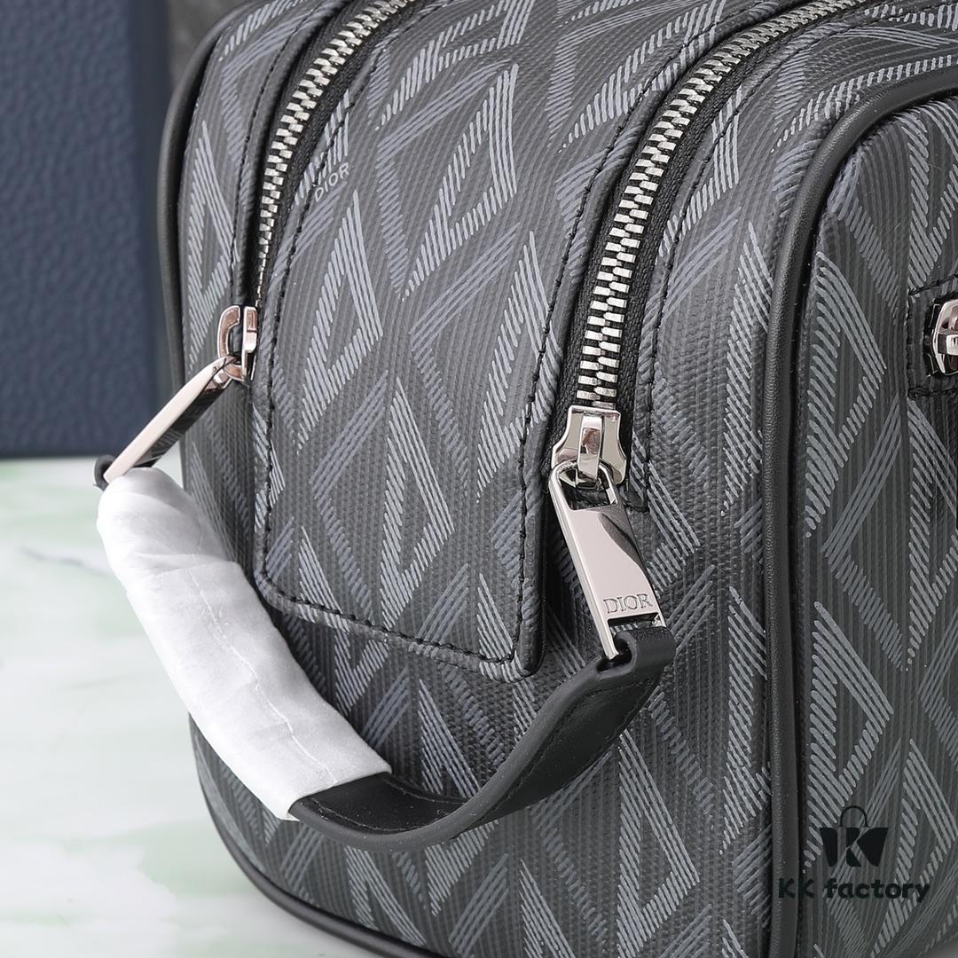 6930a7166e68136f4d9ac462 This toiletry bag combines practical functionality with minimalist design. Crafted from black CD Diamond canvas inspired by the Dior archives, it features smooth calf leather trims in matching tones and a signature Dior emblem on the front.