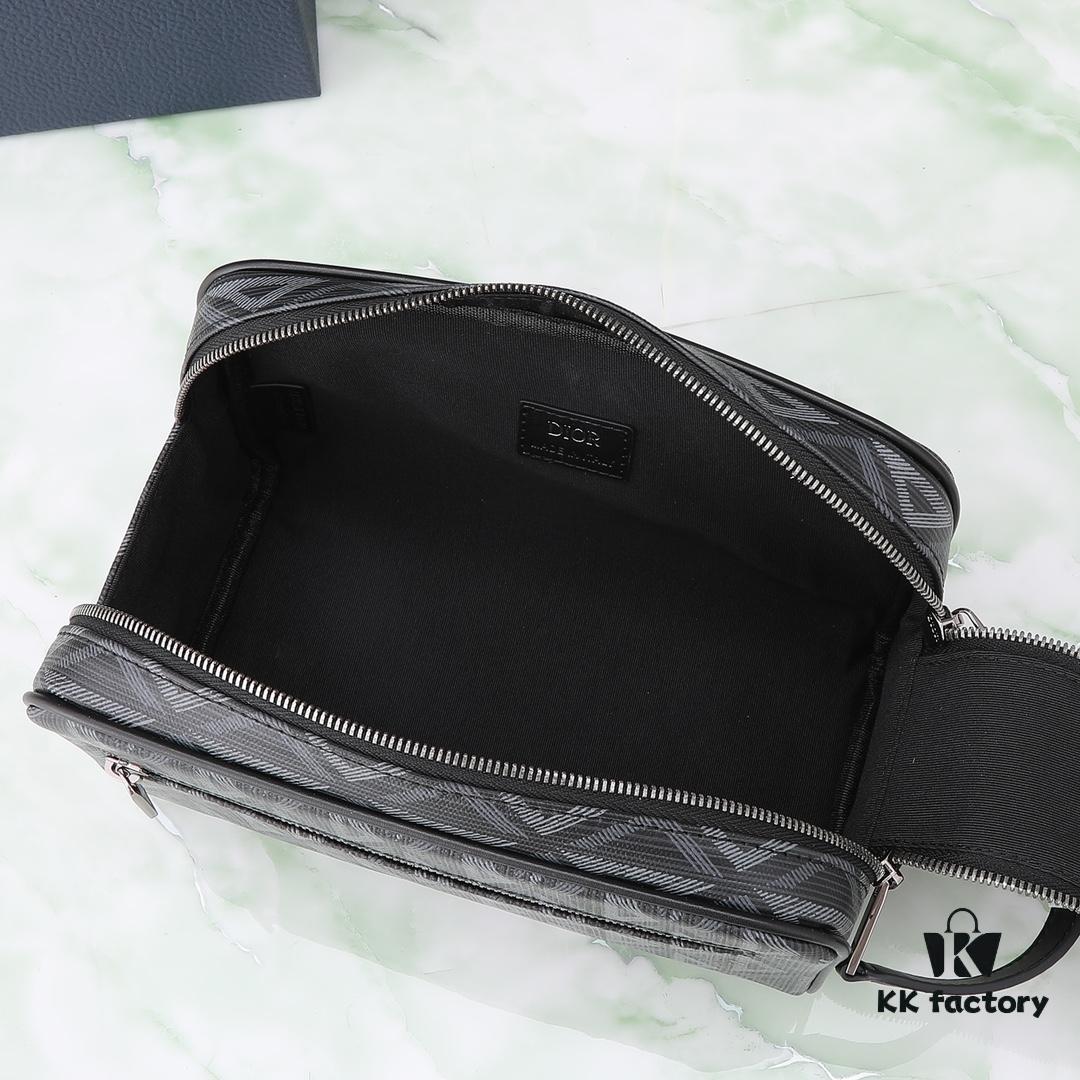 6930a7186e68136f4d9ac463 This toiletry bag combines practical functionality with minimalist design. Crafted from black CD Diamond canvas inspired by the Dior archives, it features smooth calf leather trims in matching tones and a signature Dior emblem on the front.