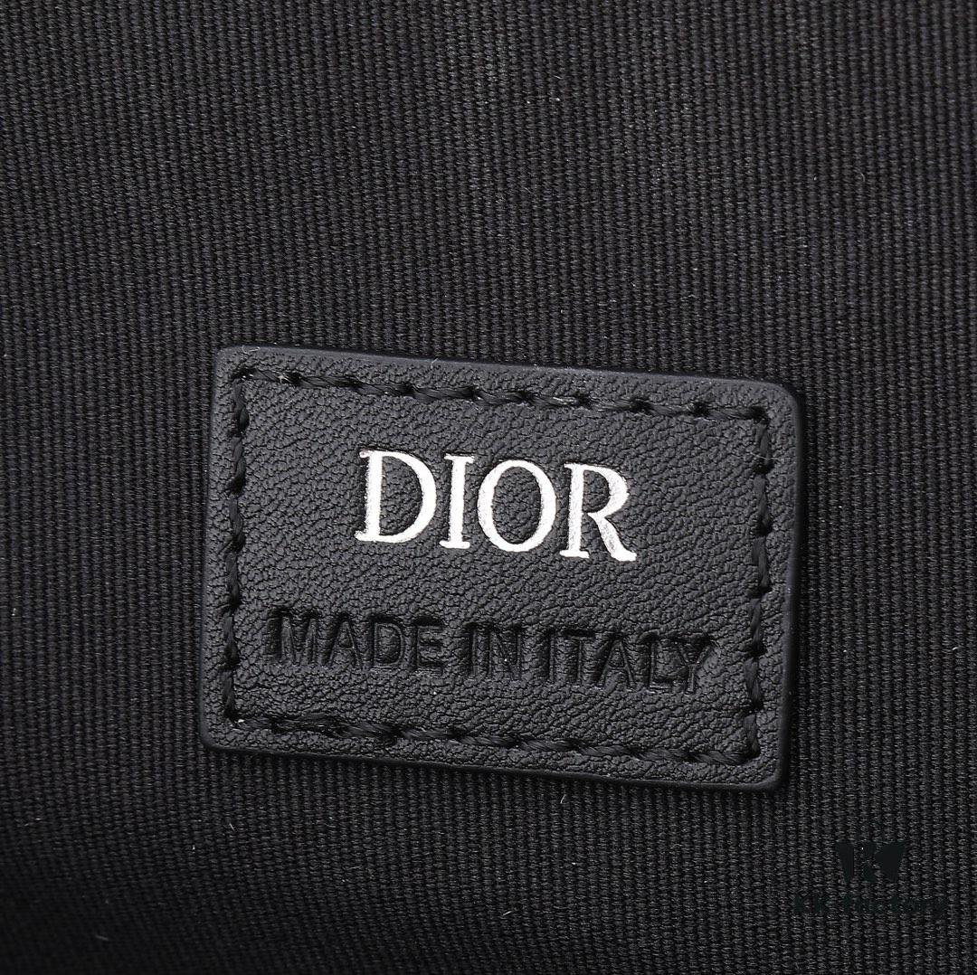6930a7186e68136f4d9ac464 This toiletry bag combines practical functionality with minimalist design. Crafted from black CD Diamond canvas inspired by the Dior archives, it features smooth calf leather trims in matching tones and a signature Dior emblem on the front.